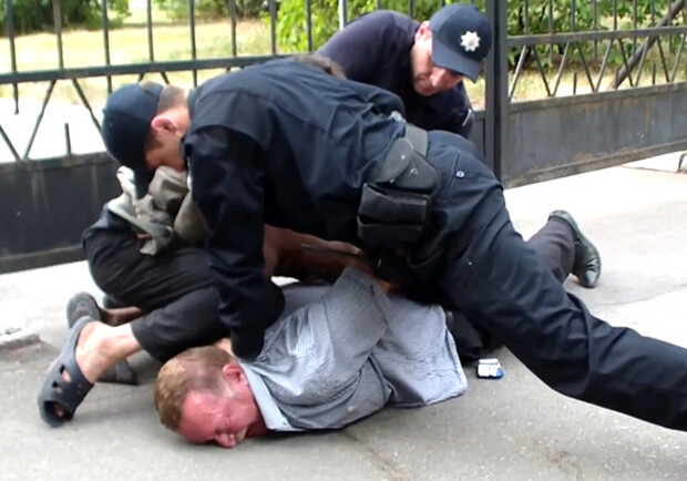 Новость - События - Видео дня: пьяный майор милиции при задержании плюнул в полицейского