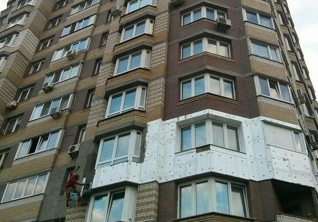 Новость - События - Фотофакт: в доме в Дарницком районе появился очередной "герой утепления"