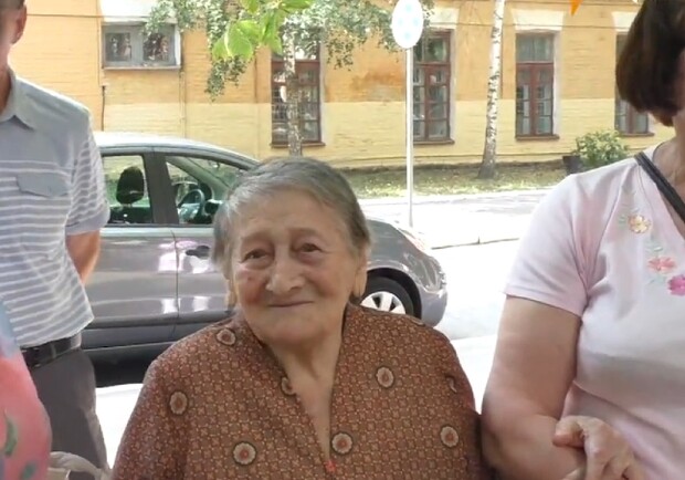 Новость - События - Типичная хунта: киевская бабушка подарила 2 тысячи евро раненным военным