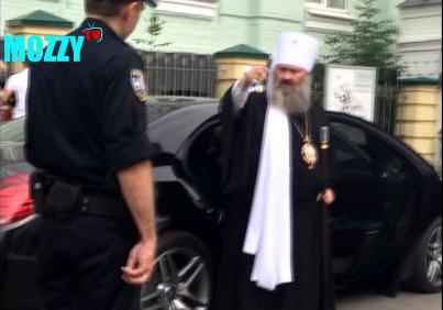 Новость - События - "Вы в церкви сегодня были?": священника Киево-Печерской Лавры полиция остановила за нарушение ПДД