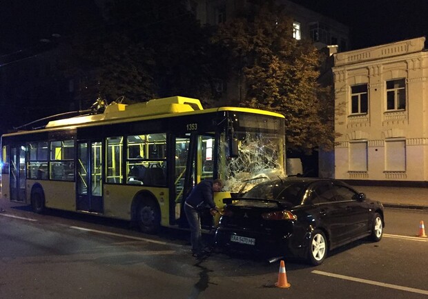 Новость - События - Фотофакт: в центре Киева троллейбус протаранил машину
