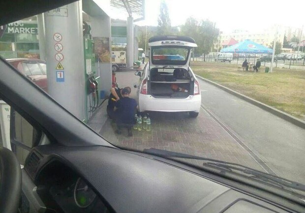 Новость - События - Зачем полиция сливала бензин в бутылки на Соломенке