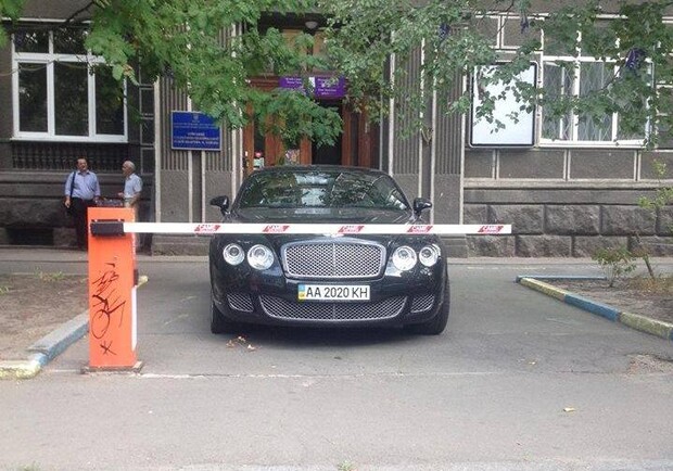 Новость - События - Vgorode узнал: почему на Терещенковской установили шлагбаум для одной машины