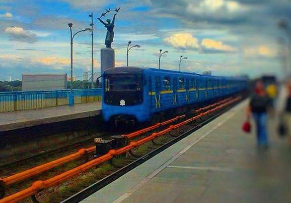 Новость - Транспорт и инфраструктура - Не прислоняться: машинист метро открыл не те двери на станции "Днепр"