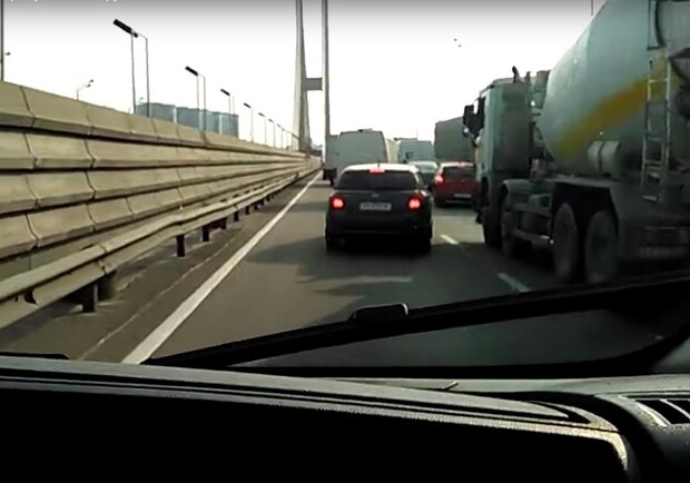 Новость - События - Видео дня: киевские водители пропускают скорую на Южном мосту