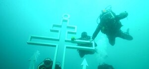 В Севастополе установили подводный православный крест-якорь [Видео]