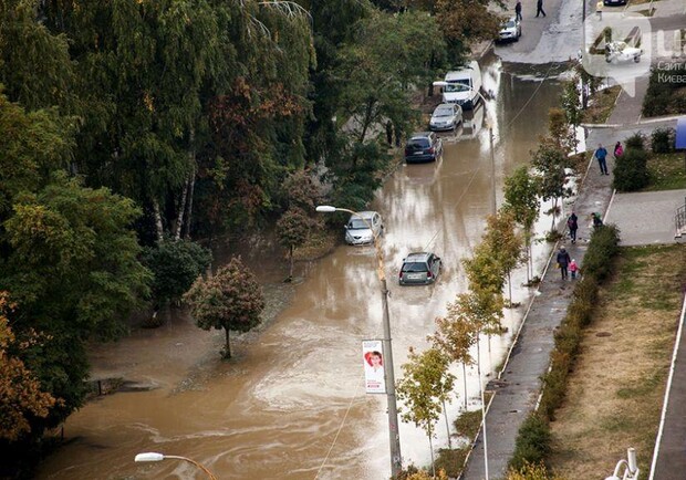 Новость - События - Потоп на Борщаговке: спасатели и полиция вытаскивали застрявших автомобилистов