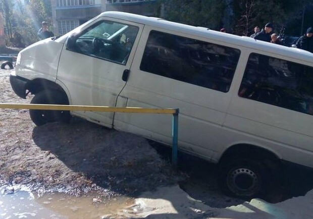 Новость - События - В Киеве микроавтобус провалился в огромную дыру на дороге