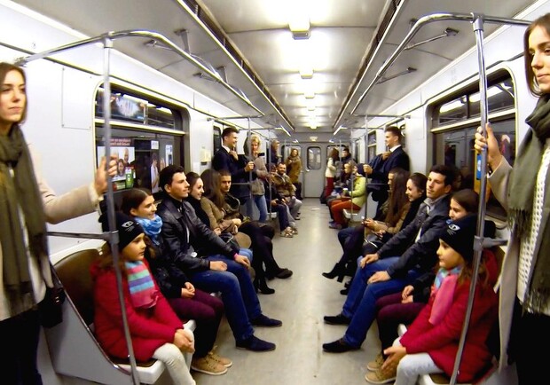 Новость - Люди города - Видео дня: 18 близнецов проехались в киевском метро, зеркально отображая друг друга