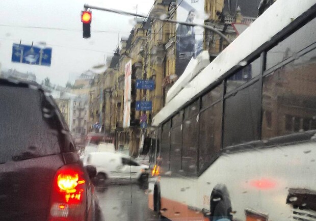 Новость - Транспорт и инфраструктура - В центре Киева оборвалась контактная сеть троллейбусов, движение остановлено