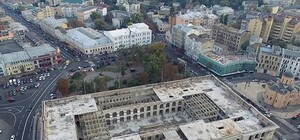 Он рассыпается: как выглядит Гостиный двор с высоты птичьего полета