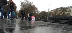 Жахливий стан площі біля Шевченка у Львові: люди шпортаються та псують взуття