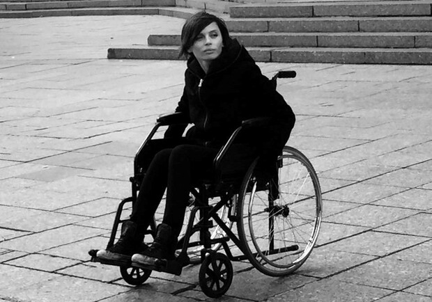 Новость - Люди города - Телеведущая и писательница проехались по Киеву на инвалидных колясках