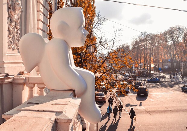 Новость - События - На киевском балконе появился белый ангел