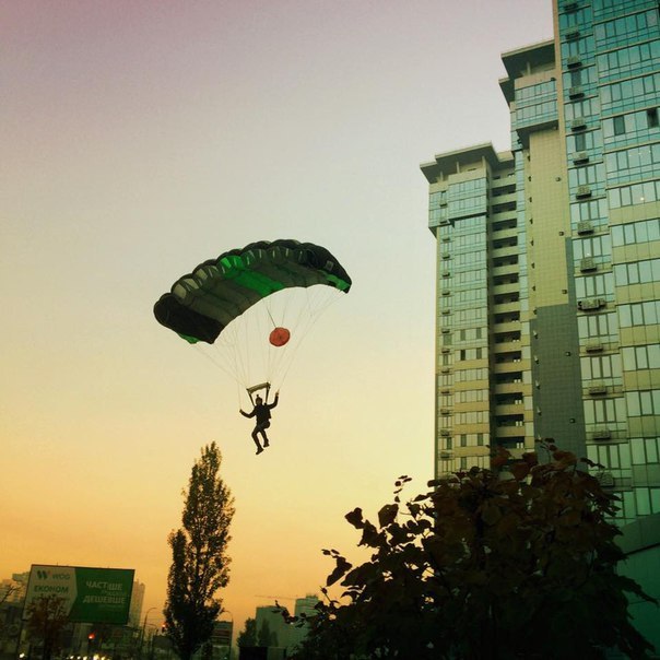 Новость - События - На Осокорках мужчина прыгнул с крыши с парашютом