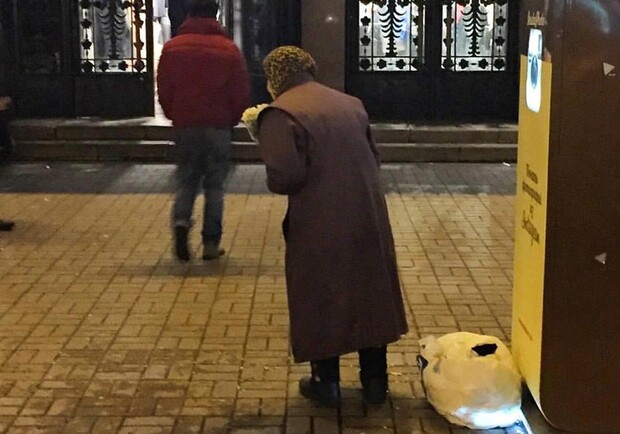 Новость - Люди города - Киевлян просят помочь бабушке Дусе, торгующей цветами на Крещатике