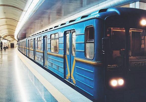 Новость - События - В киевском метро двое пассажиров упали на рельсы
