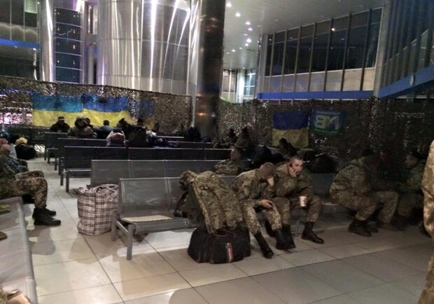 Новость - События - Чай, бутерброды и ночлег: на киевском вокзале работает волонтерский пункт для бойцов АТО