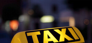 У Львові п'яна жінка двічі пробувала поранити таксиста ножем