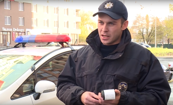 Новость - События - Киевским полицейским выдали терминалы для оплаты штрафов на месте