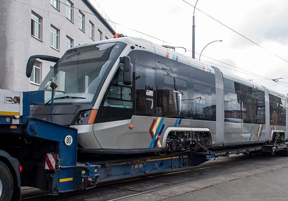 Новость - Транспорт и инфраструктура - Уже в городе: в Киев на испытания привезли новый трамвай "Электрон"