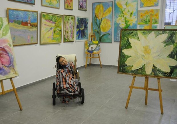 Новость - Досуг и еда - В новой галерее на Троещине открылась выставка киевлянки, которая рисует ногами