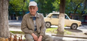 В парке Киева открыли площадку для игры в шахматы