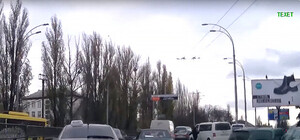 Возле радиорынка фургон чуть не сбил полицейскую