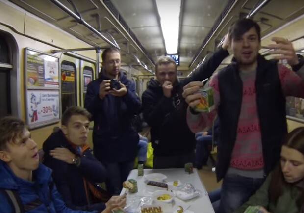 Новость - События - Видео дня: киевляне устроили "сладкий стол" в вагоне метро