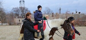Для запорожских детей открыли площадку для лечения верховой ездой