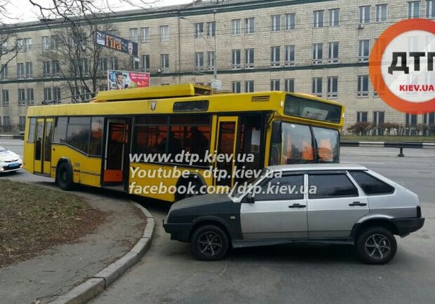 Новость - События - На проспекте Победы троллейбус с пассажирами попал в аварию