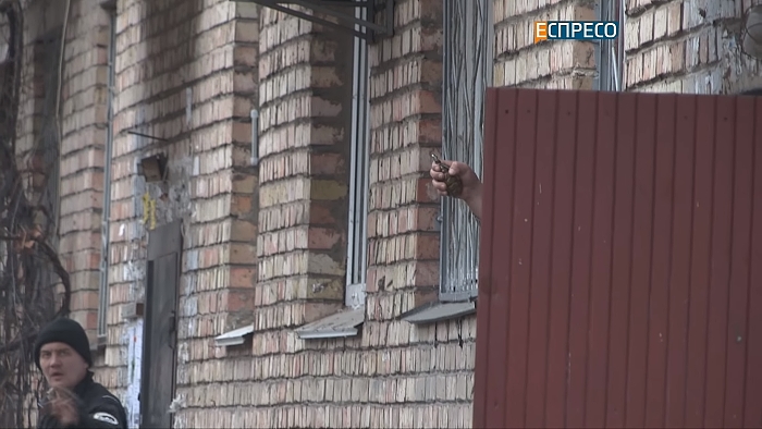 Новость - События - На Соломенке полицейские выстрелили в парня с гранатой. Видео