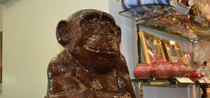 Самую большую обезьяну из шоколада отлили с 15-й попытки