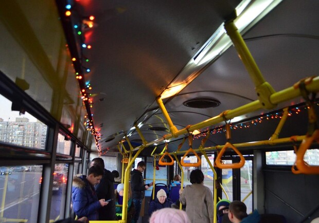 Новость - Транспорт и инфраструктура - Киевские трамваи и троллейбусы украсили к Новому году