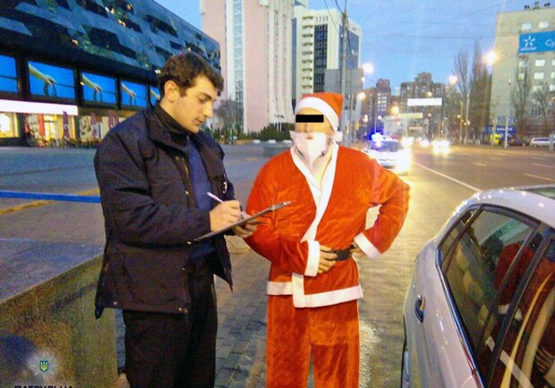 Новость - События - Плохой Санта: возле Ocean Plaza полиция оштрафовала Деда Мороза