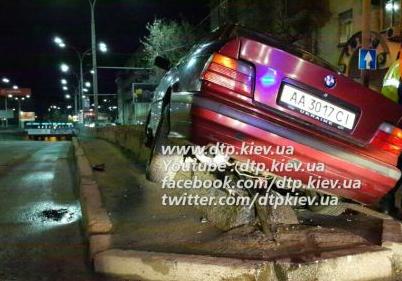 Новость - События - BMW с пьяным полицейским влетело в ограждение тоннеля на Краснозвездном