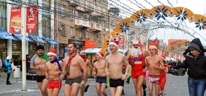 Голые Деды Морозы бегали по Днепропетровску