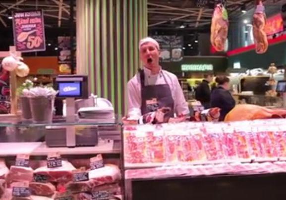 Новость - Досуг и еда - Видео дня: продавцы колбасы и покупатели киевского супермаркета запели оперными голосами