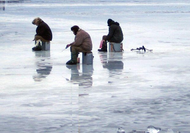 Новость - События - Киевлян просят не выходить на тонкий лед: на Днепре провалились рыбаки