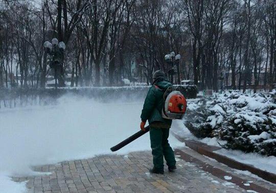 Новость - События - Фотофакт: в Киеве убирают снег воздуходувами