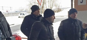 Неизвестные пристают к покупателям на парковке ТРЦ 