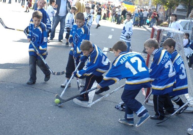Сегодня на Майдане даже можно было сыграть в хоккей. Фото с сайта www.noc-ukr.org
