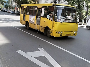 На улице Саксаганского полосу для общественного транспорта уже сделали, только маршрутки ее почему-то объезжают.
Фото с сайта kp.ua
