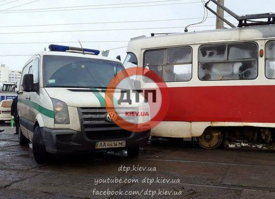 Новость - События - На Лесном трамвай врезался в инкассаторов