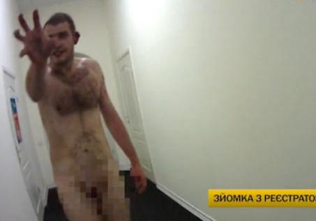 Новость - События - В Киеве голый мужчина с откушенным ухом кидался на патрульных
