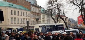 Обласну раду у Львові пікетують перевізники