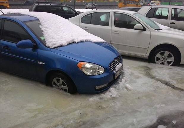 Новость - События - На Академгородке автомобили вмерзли в парковку