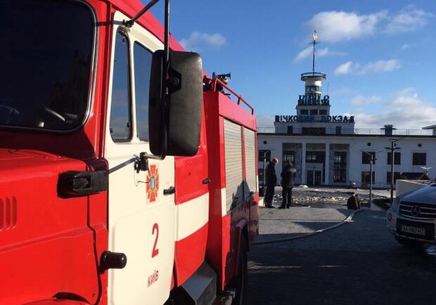 Новость - События - В Киеве подожгли Речной вокзал