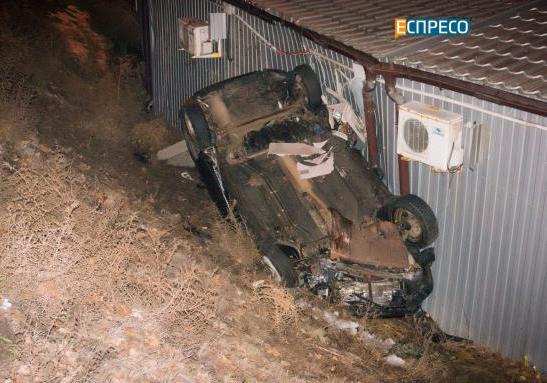 Новость - События - В Киеве авто пробило ограждение и слетело со склона, пострадали люди