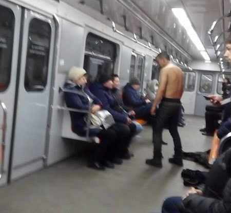 Новость - События - В метро полуголый мужчина приставал к девушкам и показывал бицепсы